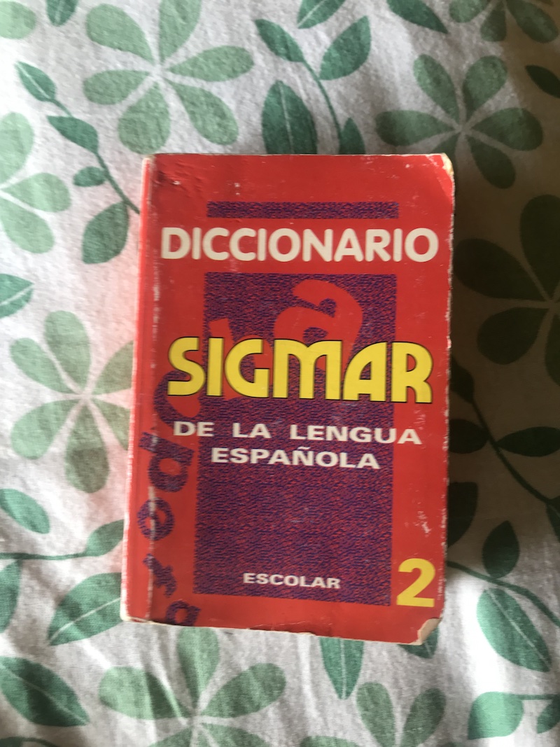 una foto de un diccionario con diseño retro